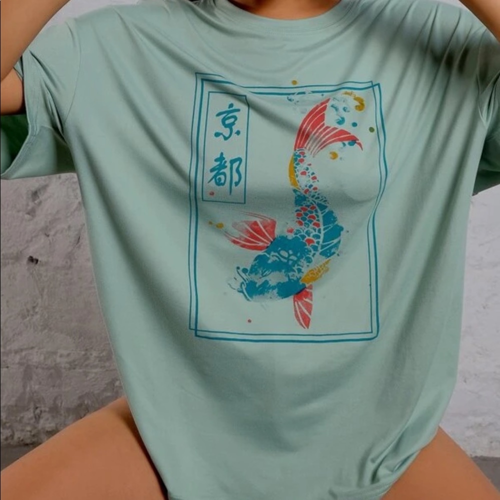 Chinese letter and fish print tee